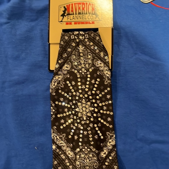 Women’s Sturgis 2024 t-shirt new never worn size Small. Comes w/ free bandanna - Picture 4 of 4